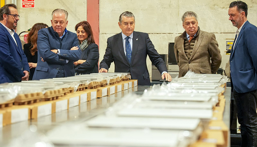 El consejero de la Presidencia, Antonio Sanz, (tercero por la derecha) en la presentacin en Salteras (Sevilla)...