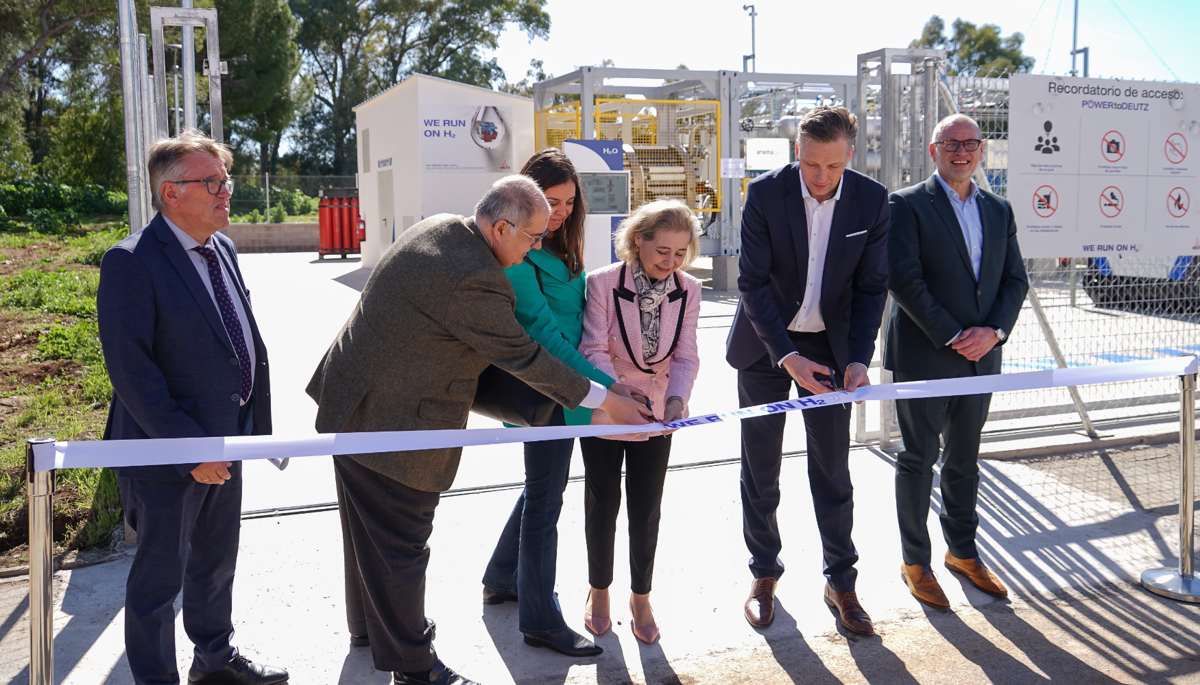 Corte de cinta de la nueva planta piloto de hidrgeno verde por parte de la consejera de Educacin...