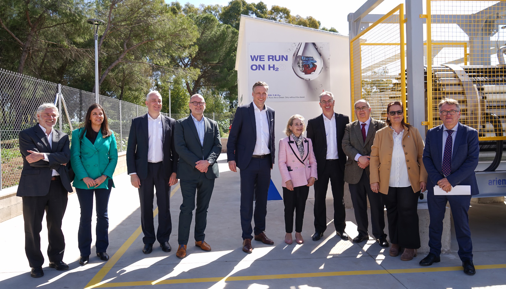 Foto de familia con las autoridades y responsables de Deutz que han asistido a la inauguracin