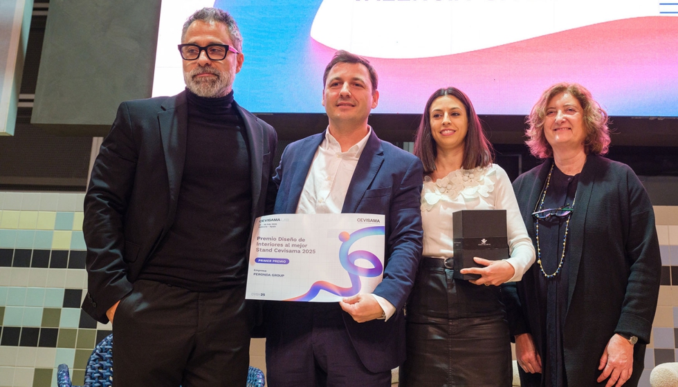 Representantes de Peronda en la entrega del primer premio a mejor stand de Cevisama 2025. Foto: Marcos Soria para Cevisama...