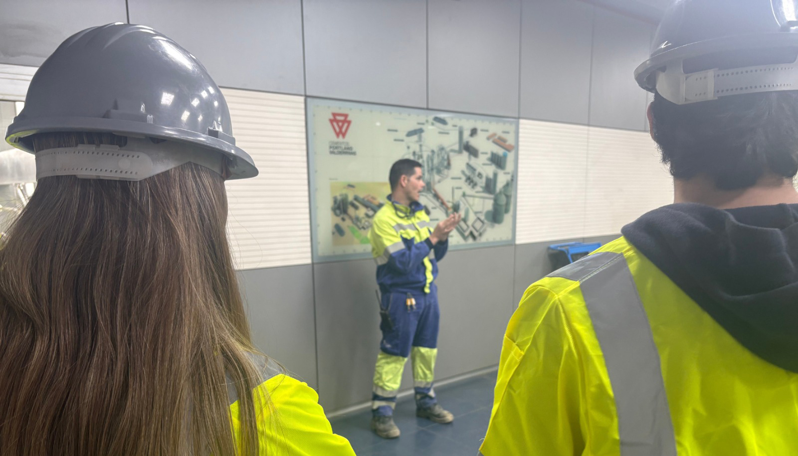 Durante la charla, monitores de Ecom�mesis impartieron talleres a los j�venes sobre econom�a circular y reciclaje