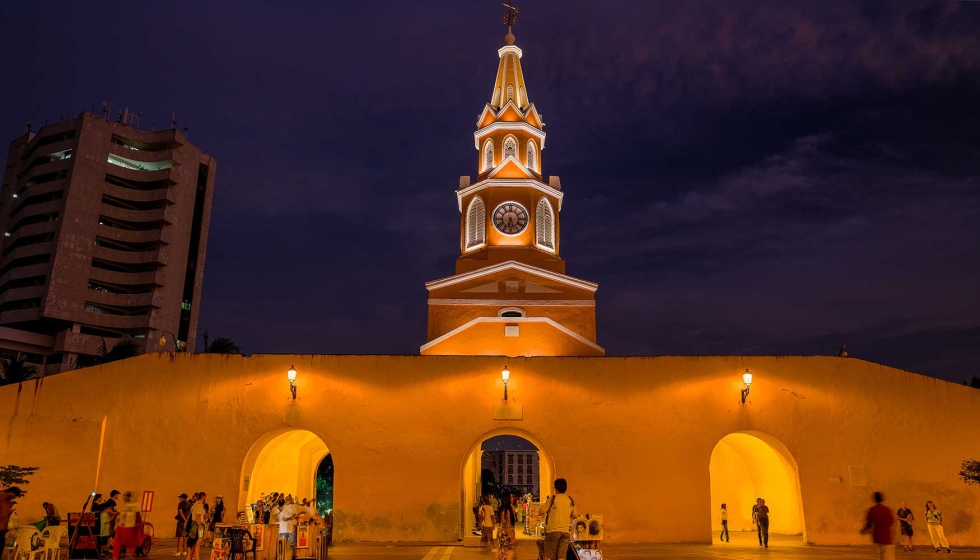 La Torre del Reloj al anochecer, con una iluminacin que combina eficiencia y respeto por el entorno patrimonial