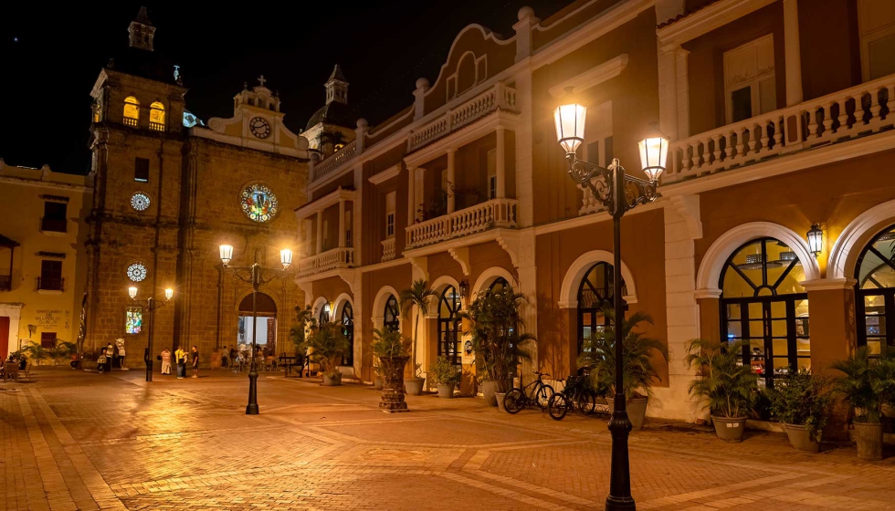 Plaza San Pedro Claver iluminada con tecnologa avanzada, resaltando su arquitectura icnica y mejorando la percepcin del espacio urbano...