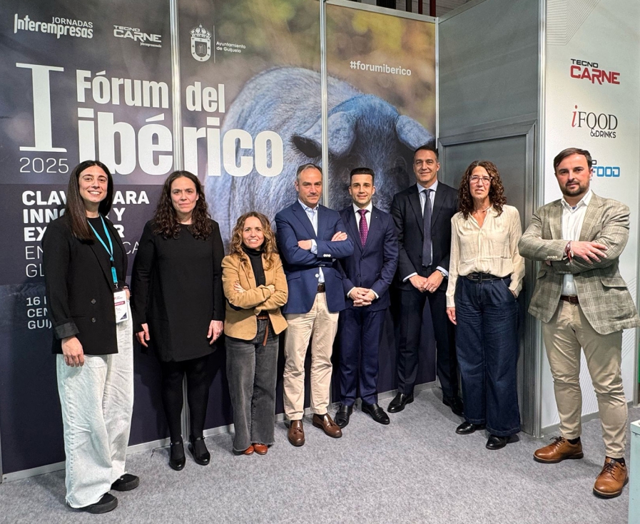 TecnoCARNE y el Ayuntamiento de Guijuelo recibieron en el stand de la revista a representantes de Caixabank en Castilla y Len y del ITACyL...