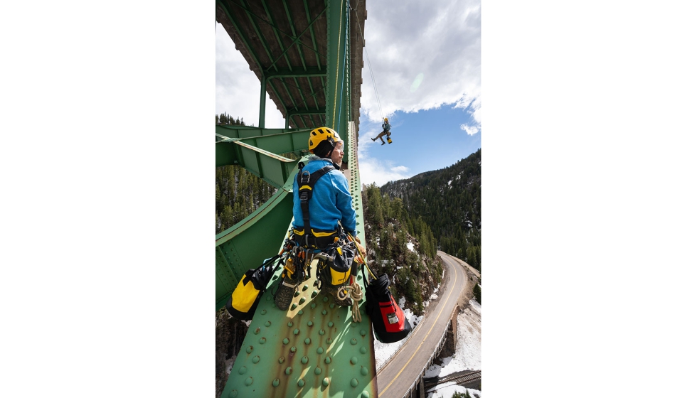 Inspeccin del puente Red Cliff Bridge (Colorado, EE. UU.). Foto: 2024 Petzl Distribution - Lafouche