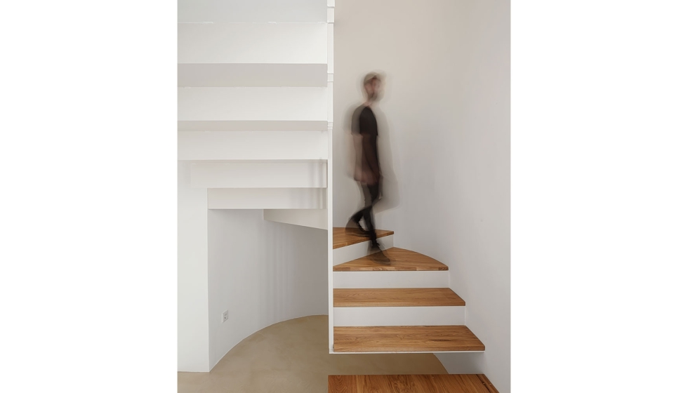 La escalera interior tambin es una oda a las lneas orgnicas de la propia arquitectura de esta vivienda. Foto: Adri Goula...