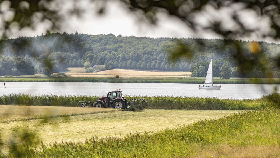 Tractor Valtra en trabajos de siega