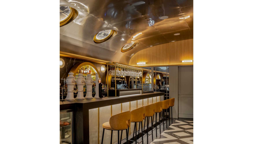 El tratamiento de la superficie del techo, de forma curva revestida de acero inoxidable, optimiza la reflexi�n de la luz...