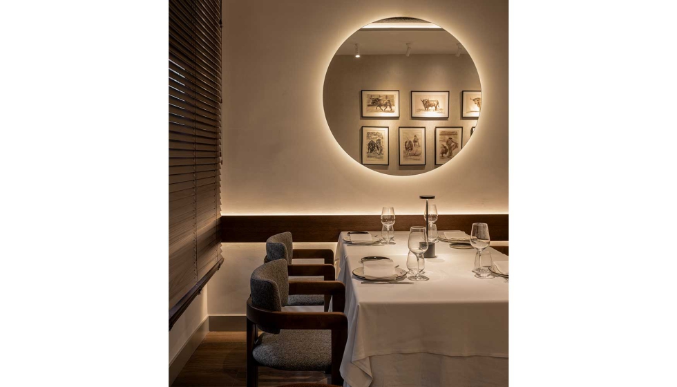 Iluminaci�n ambiental en los espejos de este espacio que a�na est�tica con funcionalidad