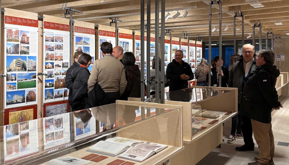 Visitantes en la Galer�a de Arquitectura de Madrid