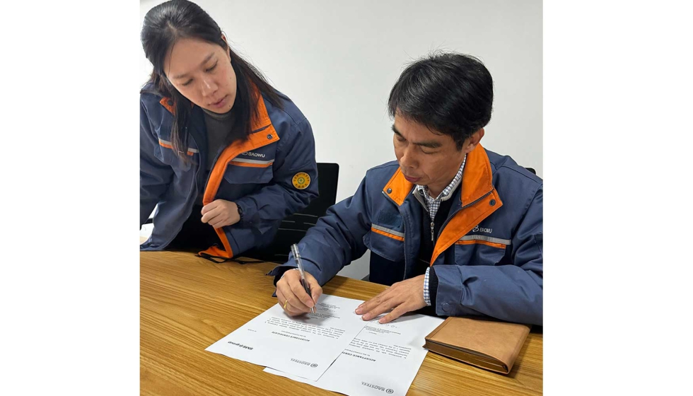 Zhuang Hua y Li Jiancheng de Baosteel Engineering and Technology Ltd. firmando el documento FAC en la oficina de Baosteel Engineering...