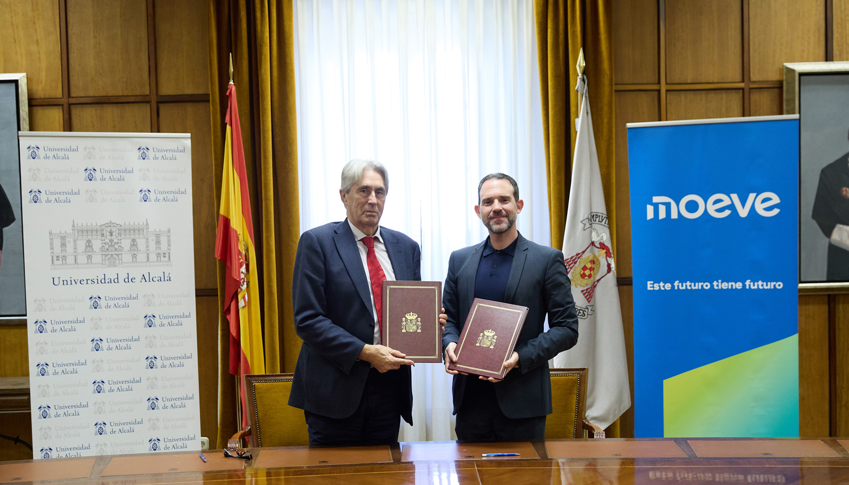 Jos Vicente Saz, rector de la Universidad de Alcal (izquierda), y David Villaseca, CDO de Moeve (derecha), en el acto de firma en la sede de la UAH...