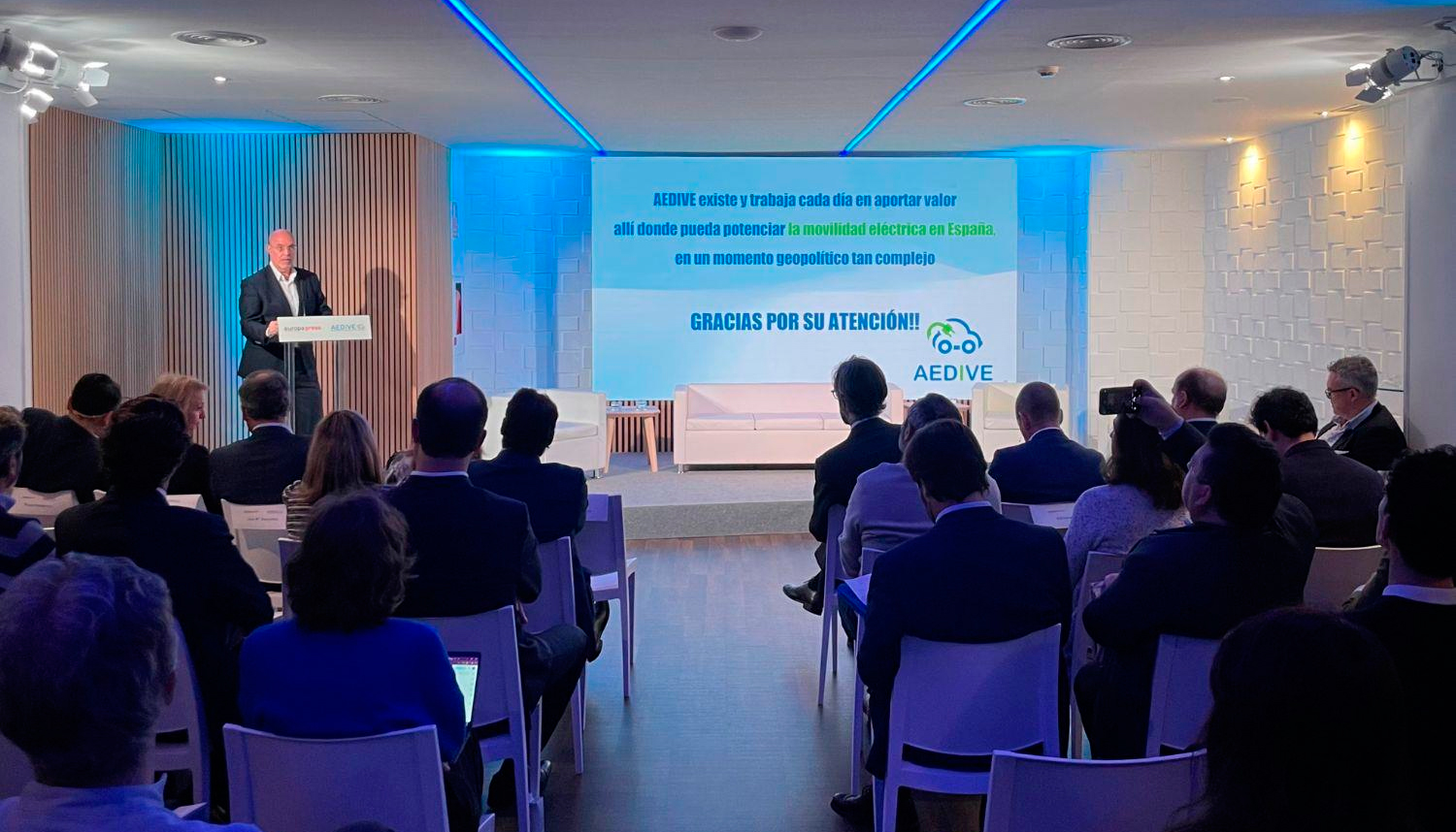 En el informe de Aedive se barajaron dos escenarios para cumplir con el gran objetivo de tener un parque de veh�culos el�ctricos de 5...