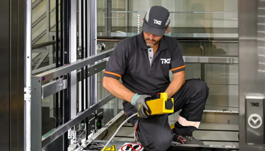 Instalacin de un ascensor por parte de un operario de TK Elevator