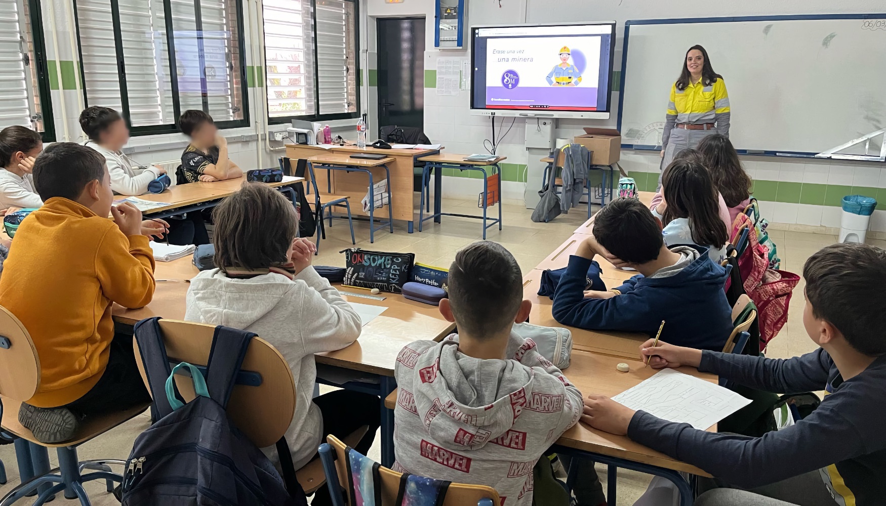 F�tima V�zquez, operadora de bulonadora en Sandfire MATSA, en el Colegio P�blico Virgen de Gracia de Almonaster la Real...