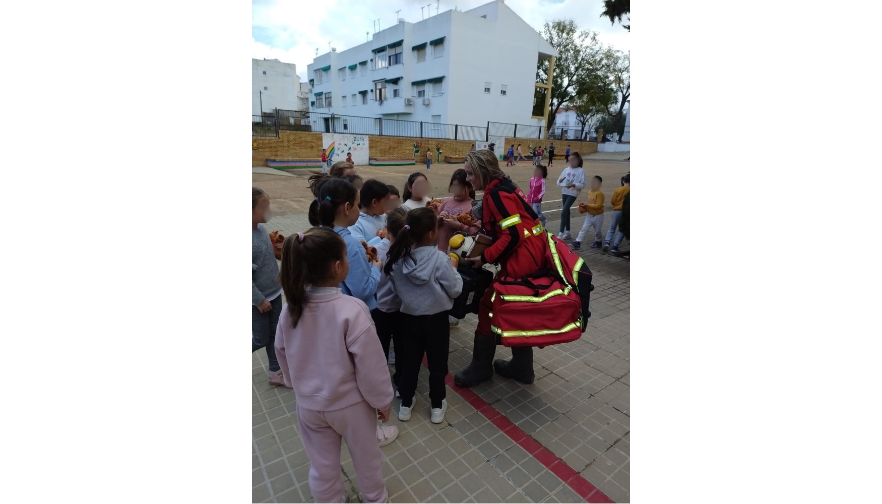 Leonor Fern�ndez, ge�loga y primera mujer integrante de la Brigada de Rescate Minero de Sandfire MATSA, en el Colegio P�blico Virgen de And�valo...