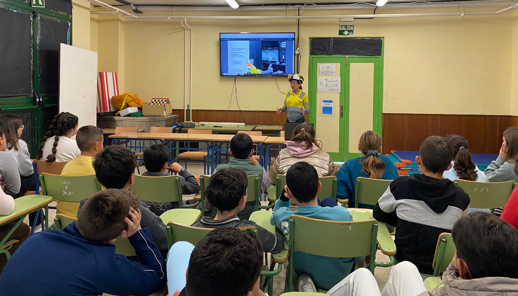 Rosario Rufo, camionera de Sandfire Matsa, en colegio p�blico de Cala�as