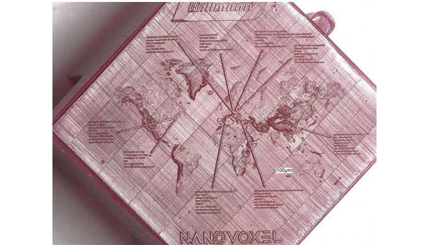 Fig. 2: Azulejo de demostracin de 8,5 x 8,5 mm con nanoestructuras - mapa mundial con los centros de produccin de Wittmann (foto: NanoVoxel)...