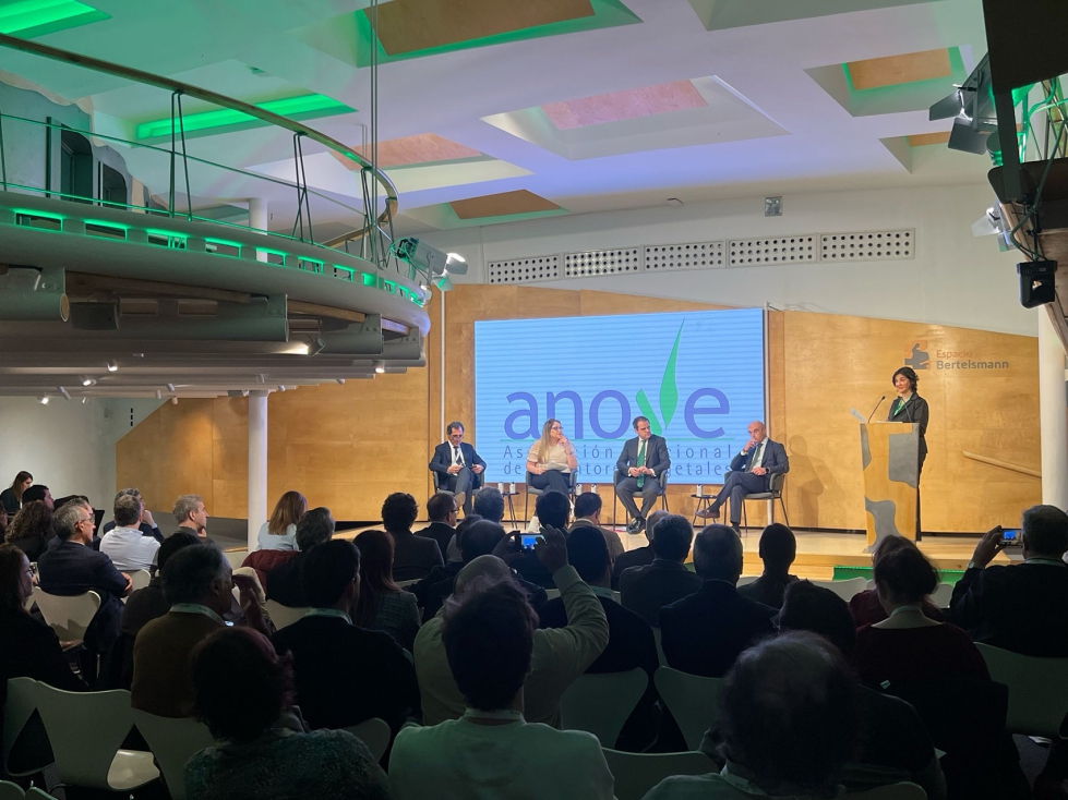 La Jornada 'ANOVE: La mejora vegetal en el marco legislativo de la UE' fue presentada y moderada por Mercedes Salas, periodista de EFE...