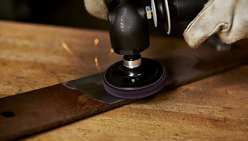 Aplicaci�n de Scotch-Brite para eliminar �xido con Scotch-Brite Clean and Strip XT Pro. Foto: 3M