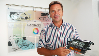 Robert Hofmann con el mdulo frontal del Escarabajo VW 2011: La tendencia de pasar de la preproduccin a la serie limitada ha llegado al modelismo...