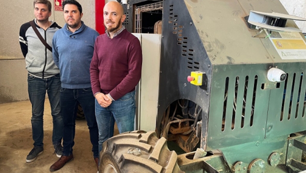 El equipo investigador junto al tractor autnomo