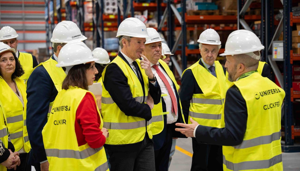 Juan Camen, director de Logstica de Unifersa, gui a las autoridades por las nuevas instalaciones