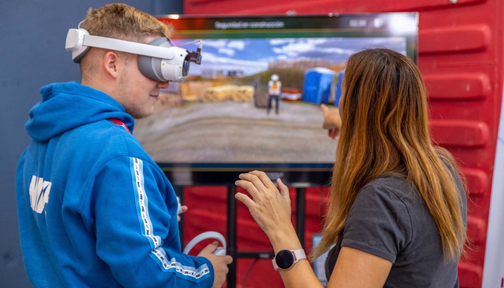 Jovenes prueban unas gafas de realidad virtual en la Feria Fescomad de 2023