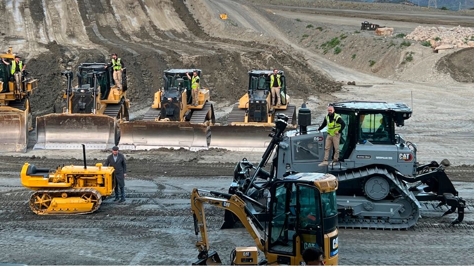 Na foto, o histrico trator de rastos Caterpillar D2 de 1938 ao lado de um trator de rastos D6 na cor cinzenta do 100 aniversrio da empresa...