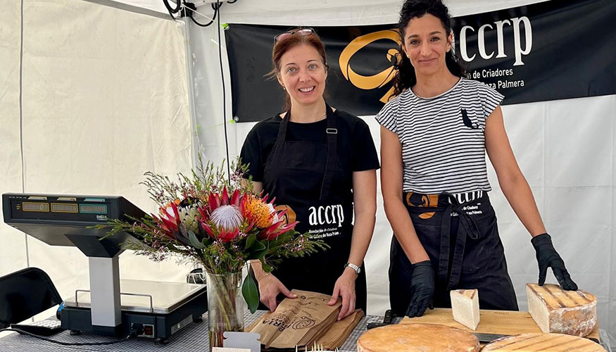 Eva Muoz Mejas y Beatriz Hernndez Sicilia, de la asociacin, en el stand de la feria