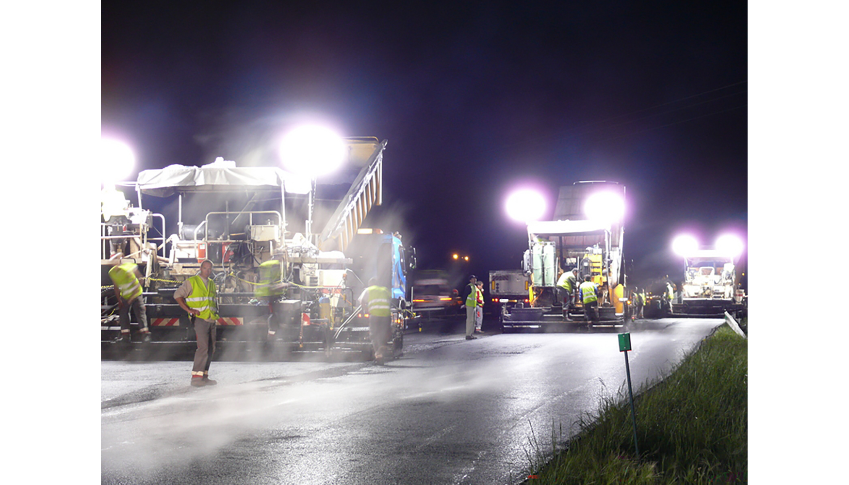 Iluminacin led en camiones de Eiffage para obra vial