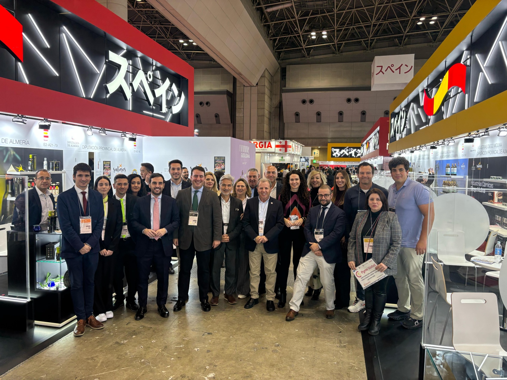 Imagen de los representantes de las empresas participantes en la primera jornada en Foodex Tokio, junto a las autoridades almerienses...