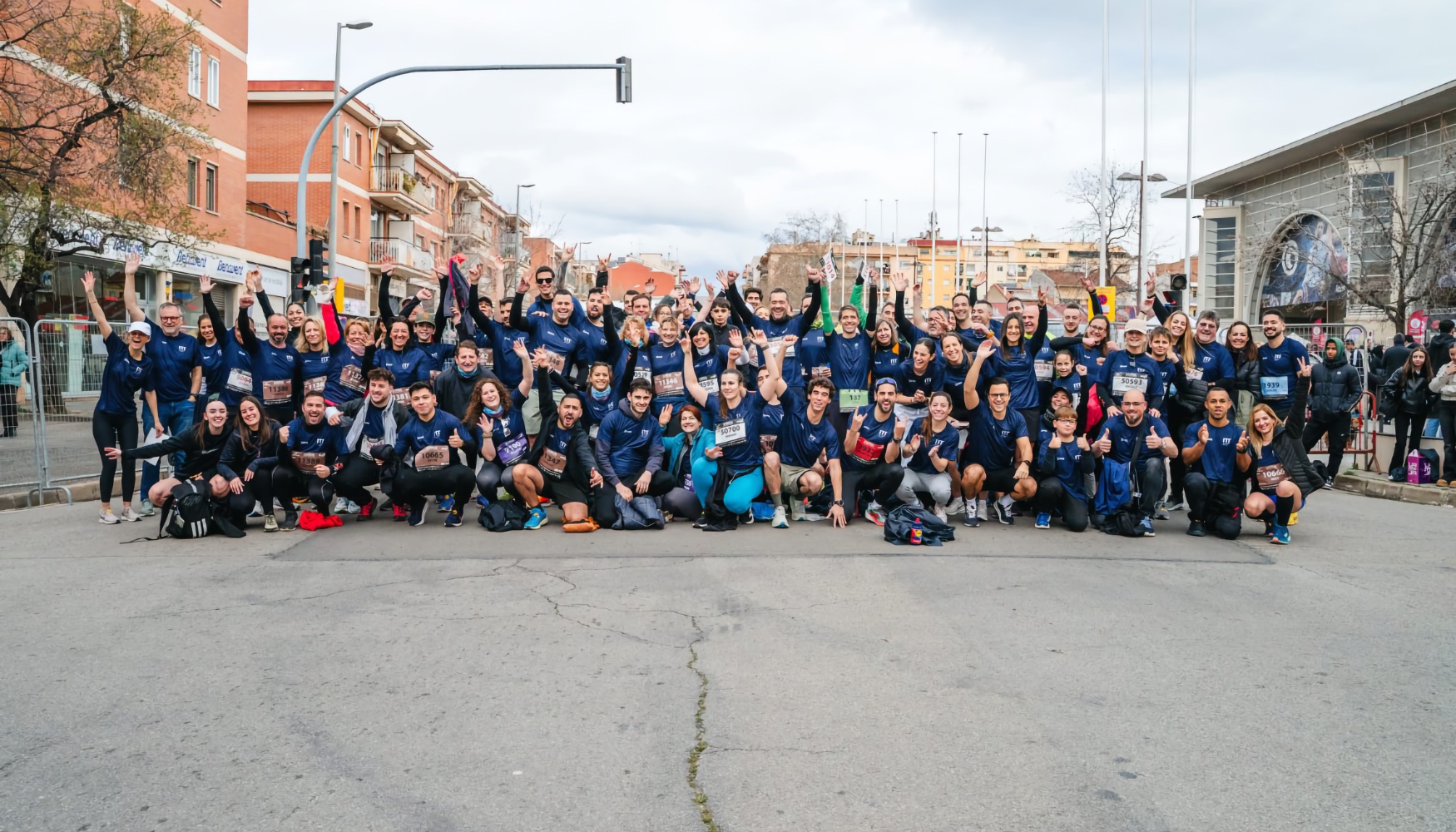 Foto de familia con los trabajadores de Grupo ITT participantes en la Media Maratn de Granollers 2025