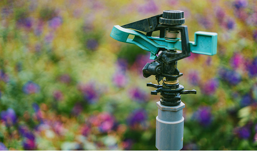 Un sistema de riego por aspersi�n o goteo permite mantener el jard�n saludable todo el a�o