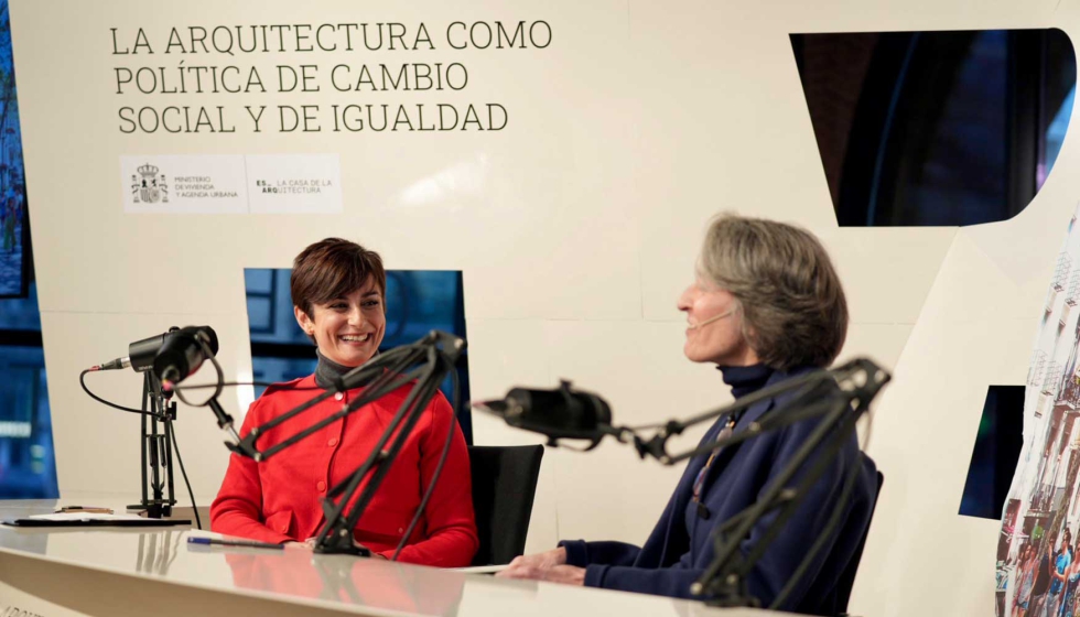 La Ministra de Vivienda y Agenda Urbana, Isabel Rodrguez, conversa con la arquitecta ngela Garca de Paredes. Foto: Jaime Erice...