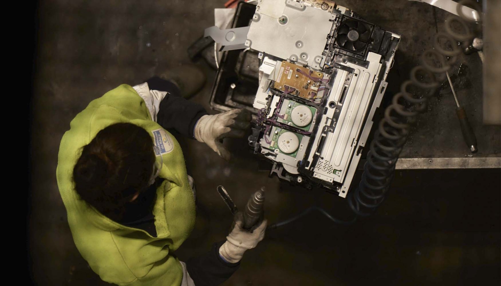 Trabajadora de Ilunion desmonta un aparato electrnico