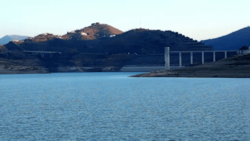 El anuncio de restricciones, junto a la estampa de algunos embalses soltando agua...