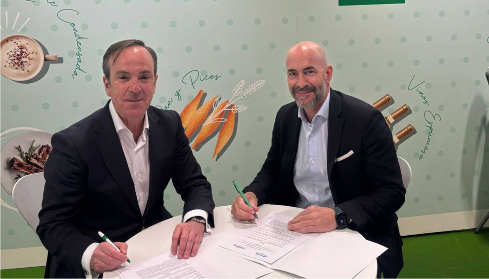 Mauricio Garca de Quevedo, director general de FIAB, y lvaro Guilln, presidente de LANDALUZ, durante la firma