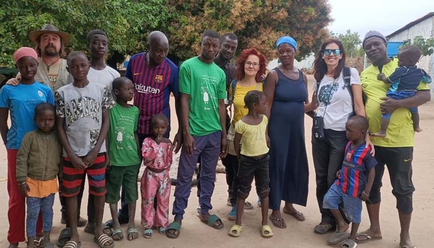 Parte del equipo del proyecto junto a habitantes de Jirong, Farafenni