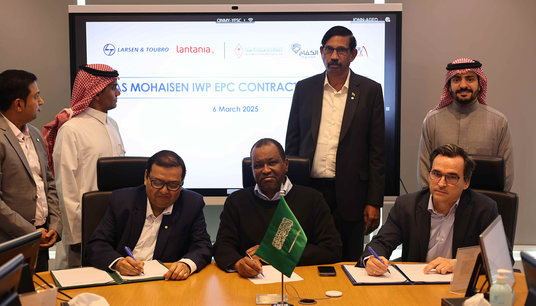 Acto de firma del contrato entre Lantania, L&T y ACWA Power