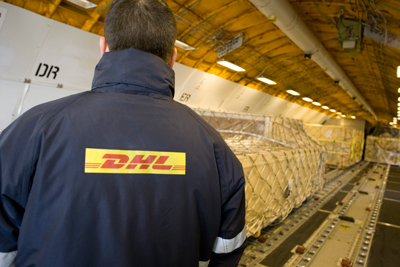 Empleado de DHL cargando un avin. DHL est negociando con Aena la mecanizacin de su plataforma ubicada en el Aeropuerto de Barcelona...