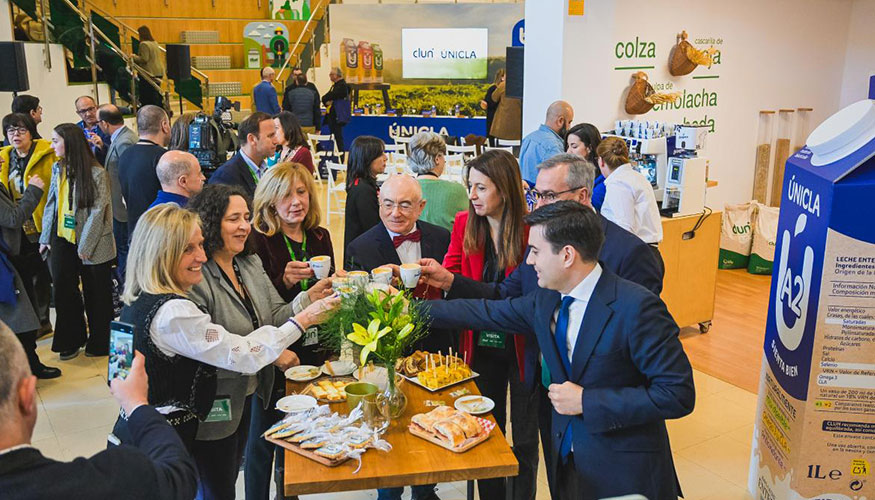 Presentaci�n de la leche ��nicla A2� de Clun en la sede de la cooperativa en Ames (A Coru�a)