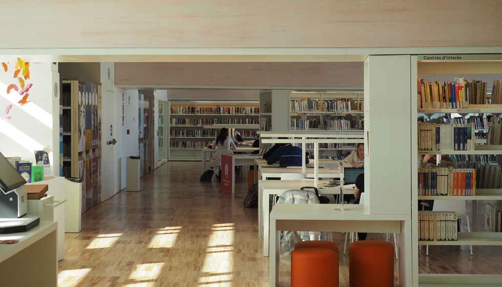 La biblioteca disfruta de un ambiente diafano, muy acogedor, gracias a la luz natural...