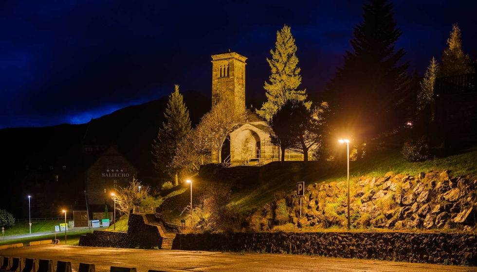 Proyectores Aire Serie 3 con Difusor Confort junto a la Iglesia del Salvador de Basarn, asegurando mxima visibilidad y confort visual...