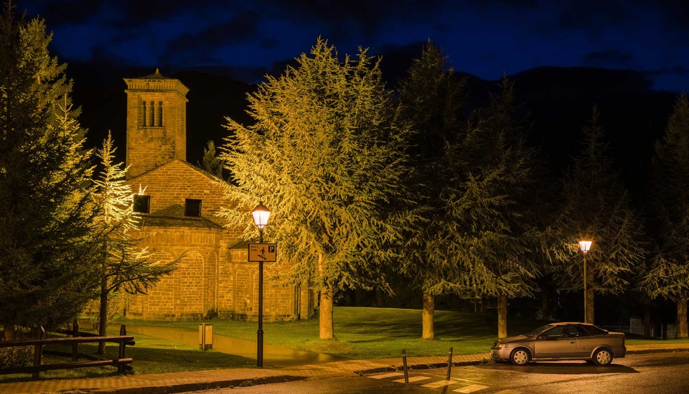 Luminarias Villa XLA con Difusor Confort en las inmediaciones de la Iglesia del Salvador de Basarn...