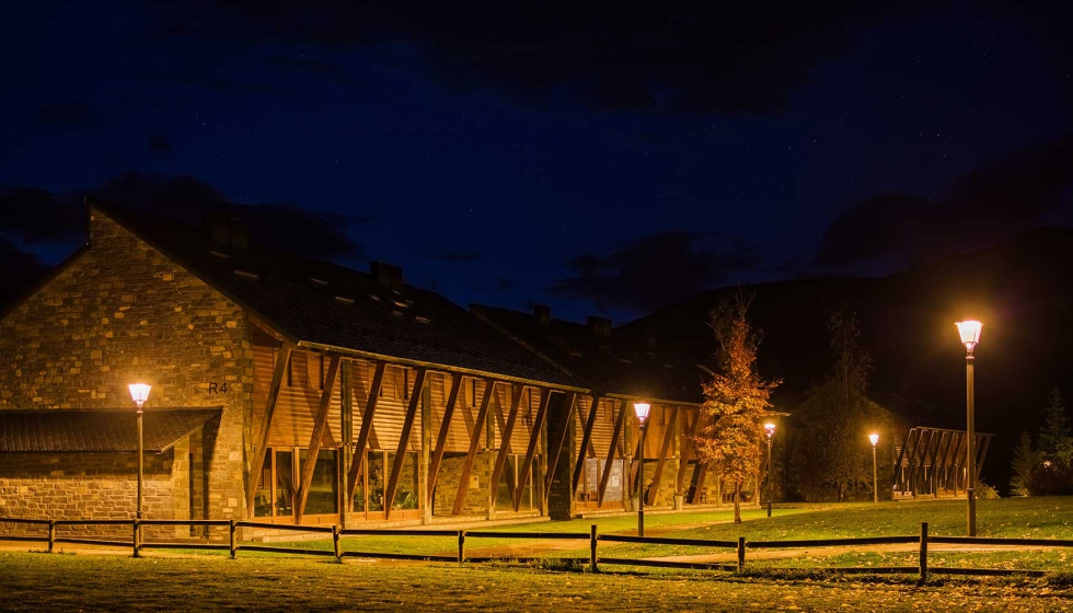 Luminarias Villa XLA junto a construcciones clsicas con tejados a dos aguas, respetando la esttica tradicional del Pirineo...