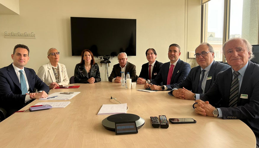 Representantes de la profesin veterinaria junto a parlamentarios del Grupo Socialista en el Senado