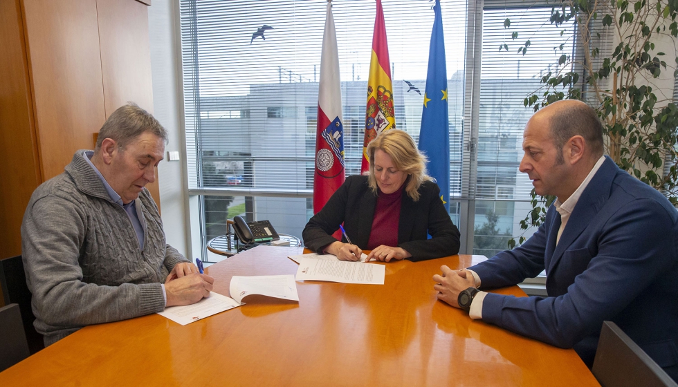 De izquierda a derecha, German de la Vega, presidente de la Asociacin Frisona de Cantabria (AFCA); Mara Jess Susinos...