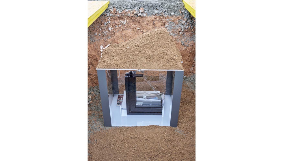 Cpsula comemorativa da cerimnia de lanamento da primeira pedra da nova fbrica Ventanas K-Line em Lli de Vall, Barcelona...