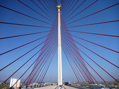 Doka ha participado en la construccin del pilono inclinado del puente atirantado con tablero de hormign ms ancho de Europa...